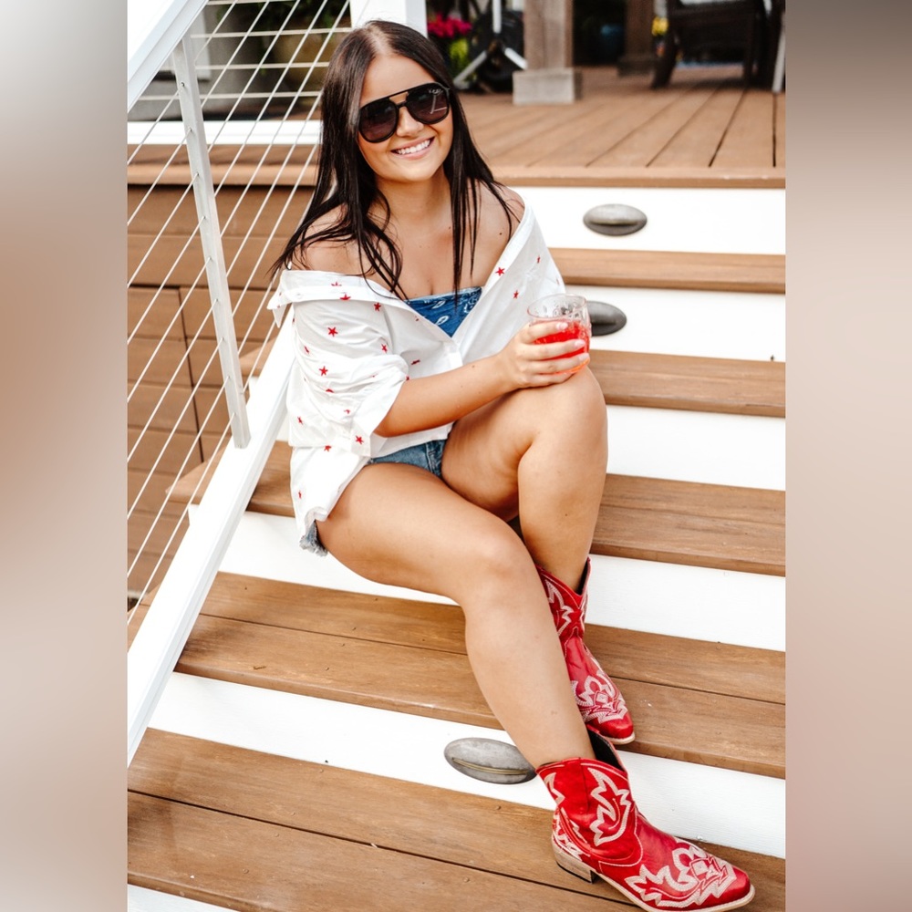 Meet your Posher, Hallie - Picture 2 of 3